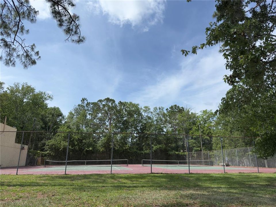 For Sale: $161,000 (2 beds, 1 baths, 938 Square Feet)