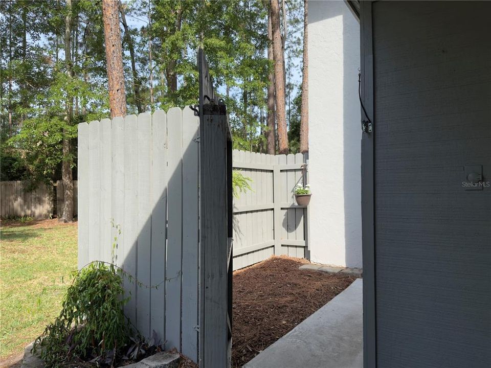 For Sale: $161,000 (2 beds, 1 baths, 938 Square Feet)
