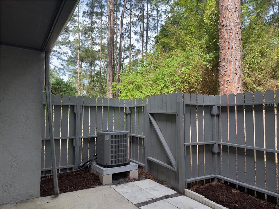 For Sale: $161,000 (2 beds, 1 baths, 938 Square Feet)