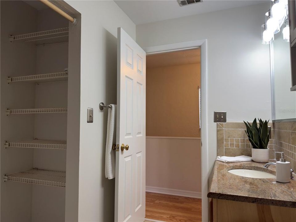 For Sale: $161,000 (2 beds, 1 baths, 938 Square Feet)