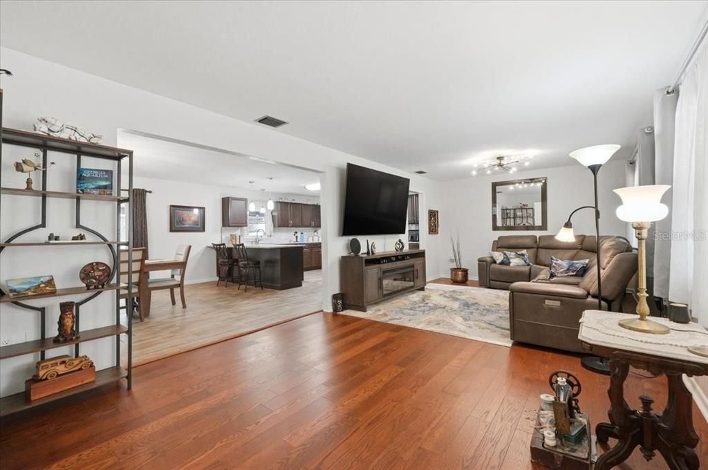 Под контрактом: $525,000 (4 спален, 2 ванн, 1904 Квадратных фут)