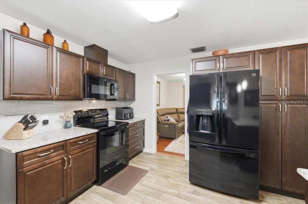 Под контрактом: $525,000 (4 спален, 2 ванн, 1904 Квадратных фут)