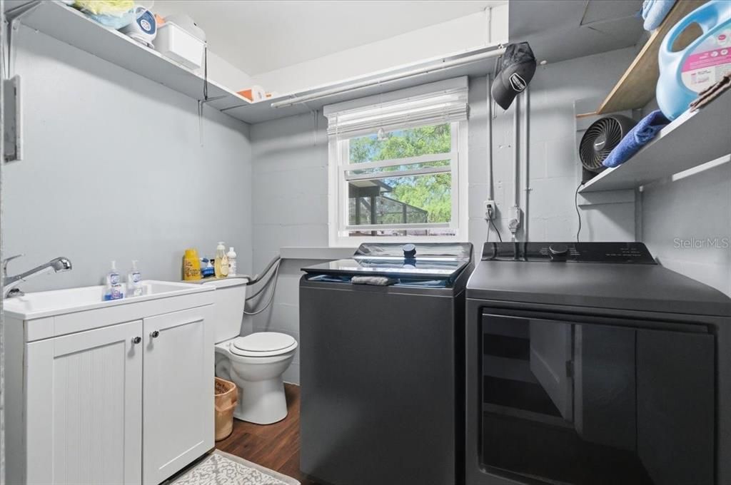 Под контрактом: $525,000 (4 спален, 2 ванн, 1904 Квадратных фут)