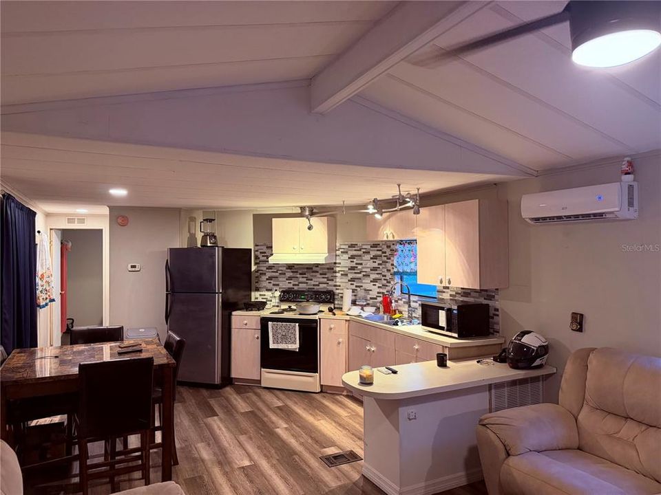 For Sale: $123,900 (2 beds, 2 baths, 840 Square Feet)