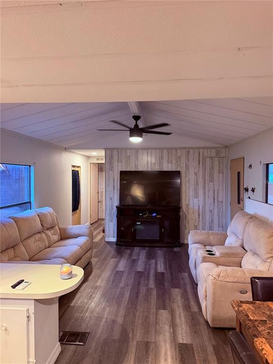 For Sale: $123,900 (2 beds, 2 baths, 840 Square Feet)