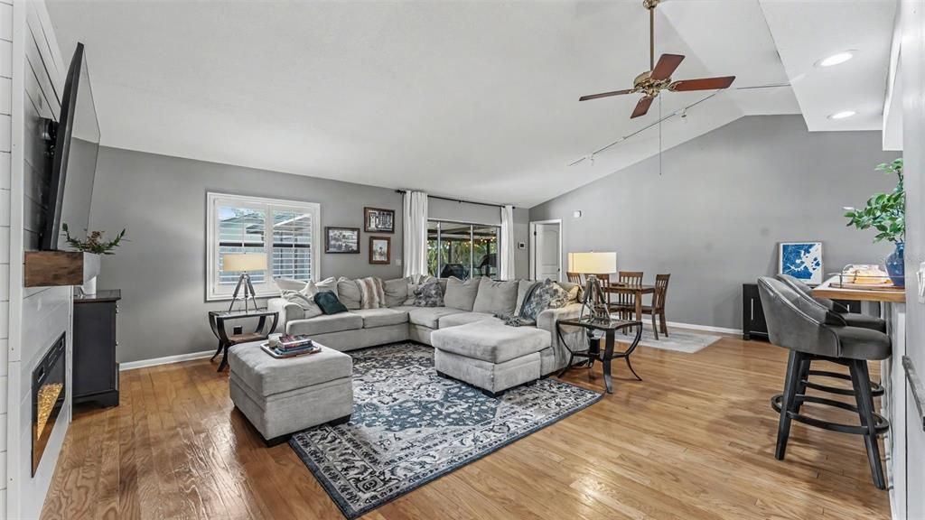 For Sale: $329,900 (3 beds, 2 baths, 1587 Square Feet)