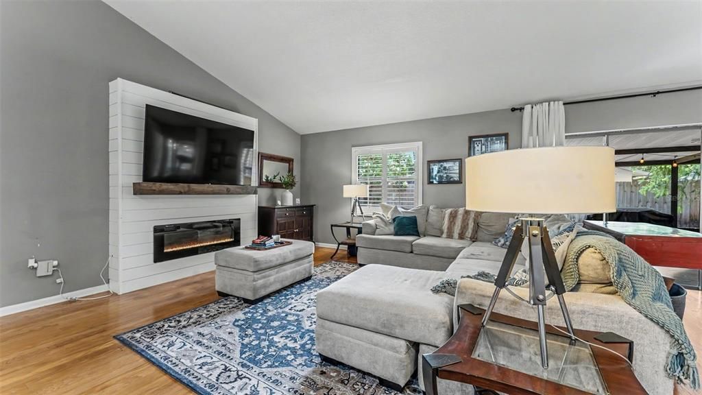 For Sale: $329,900 (3 beds, 2 baths, 1587 Square Feet)