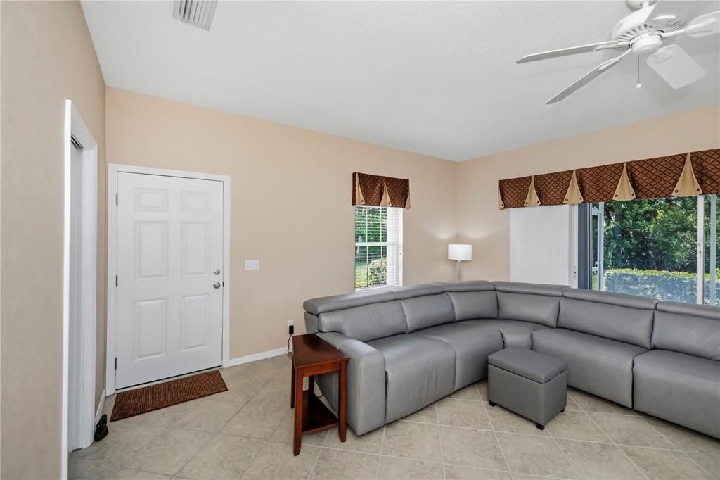 For Sale: $289,900 (2 beds, 2 baths, 1364 Square Feet)