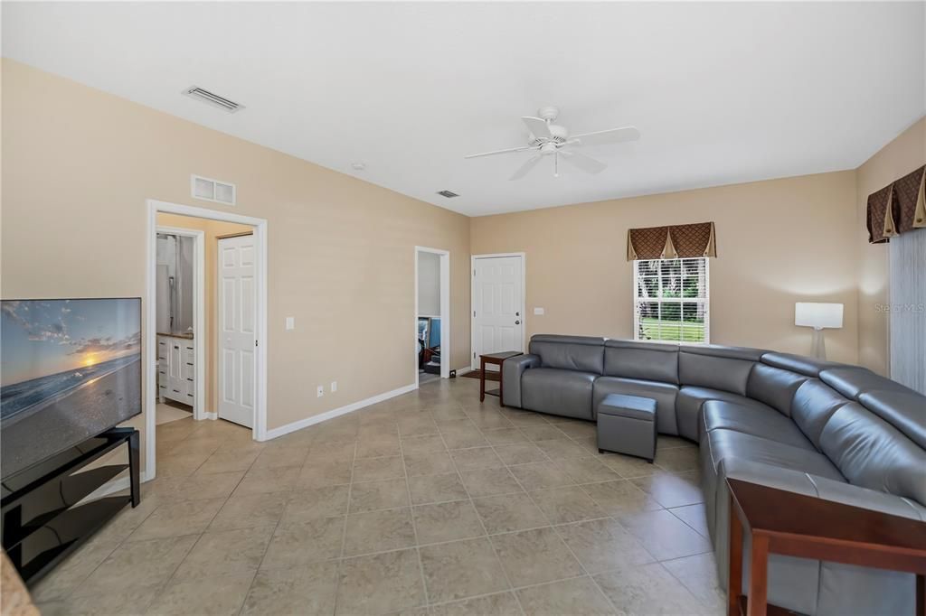 For Sale: $289,900 (2 beds, 2 baths, 1364 Square Feet)
