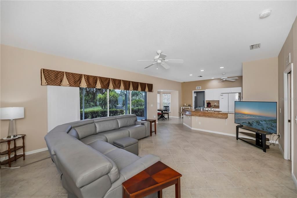 For Sale: $289,900 (2 beds, 2 baths, 1364 Square Feet)