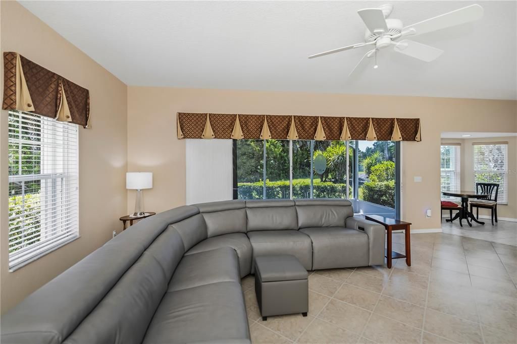 For Sale: $289,900 (2 beds, 2 baths, 1364 Square Feet)