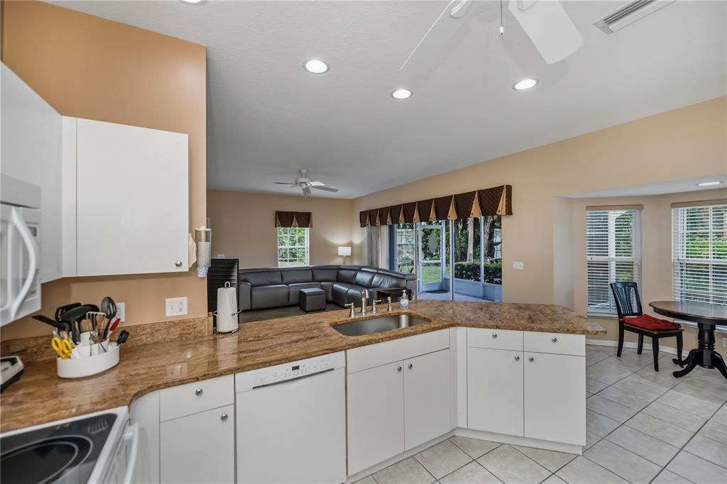 For Sale: $289,900 (2 beds, 2 baths, 1364 Square Feet)
