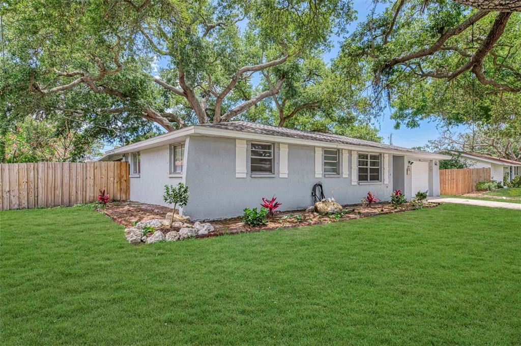 For Sale: $349,900 (2 beds, 2 baths, 1114 Square Feet)