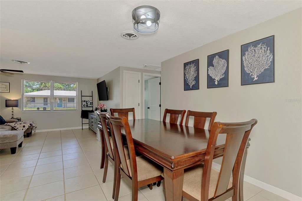 For Sale: $349,900 (2 beds, 2 baths, 1114 Square Feet)