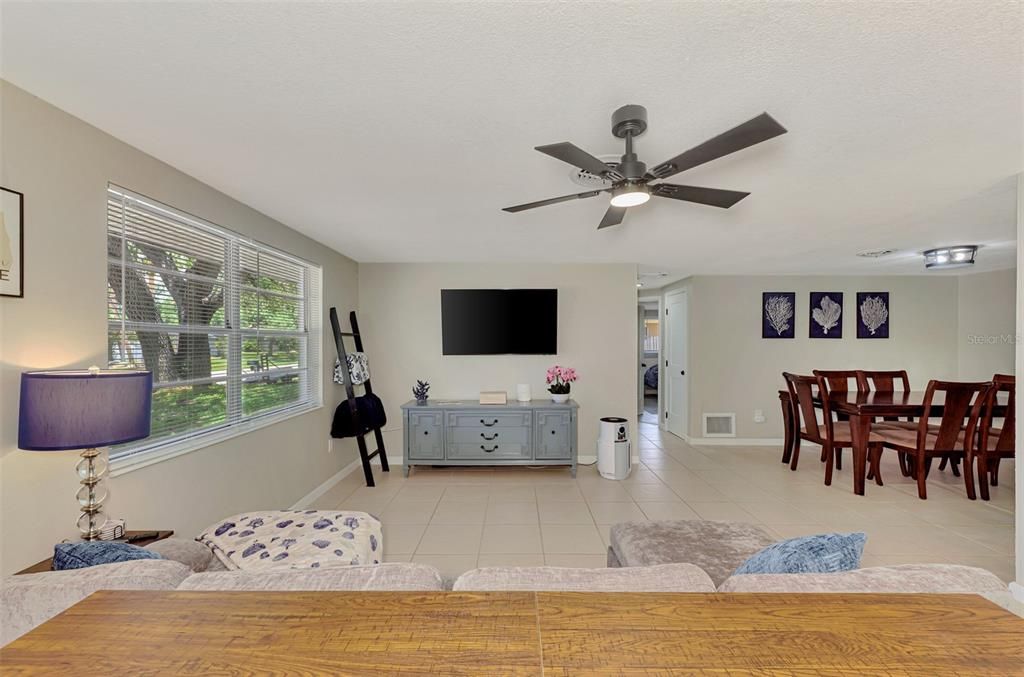 For Sale: $349,900 (2 beds, 2 baths, 1114 Square Feet)