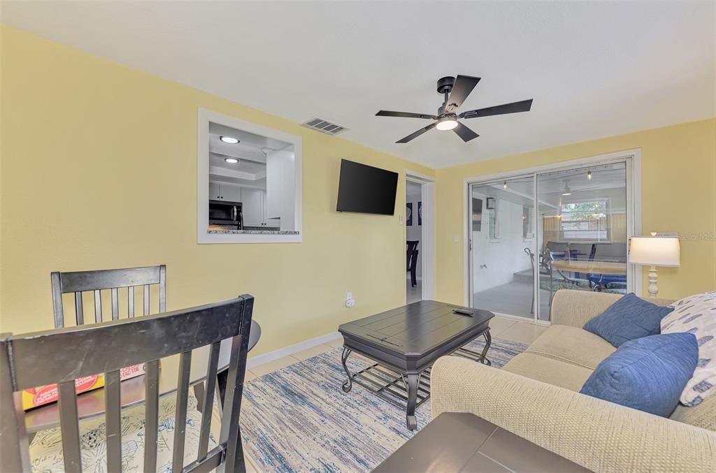 For Sale: $349,900 (2 beds, 2 baths, 1114 Square Feet)