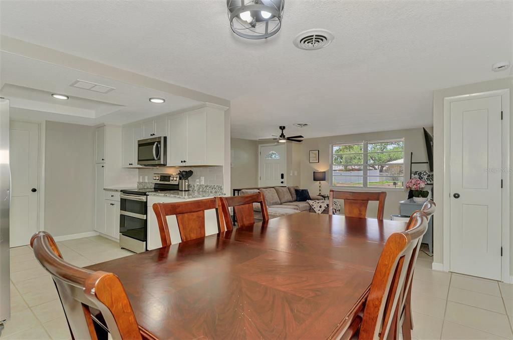 For Sale: $349,900 (2 beds, 2 baths, 1114 Square Feet)