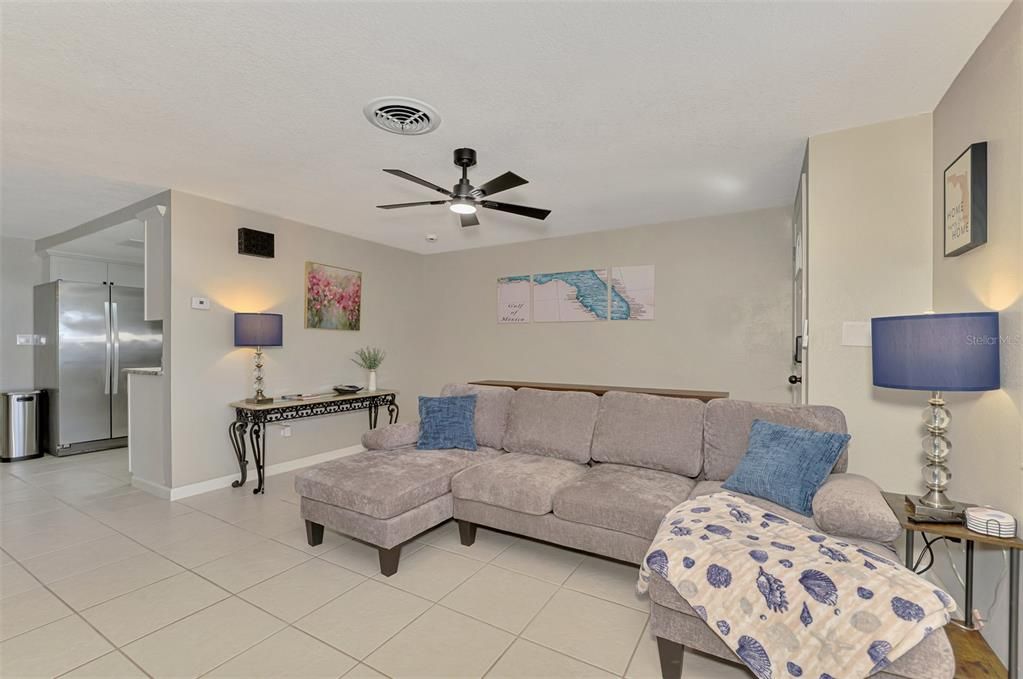 For Sale: $349,900 (2 beds, 2 baths, 1114 Square Feet)