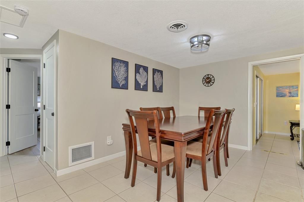 For Sale: $349,900 (2 beds, 2 baths, 1114 Square Feet)