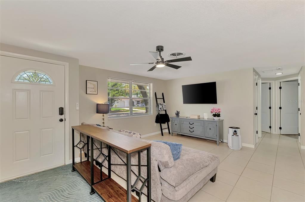 For Sale: $349,900 (2 beds, 2 baths, 1114 Square Feet)