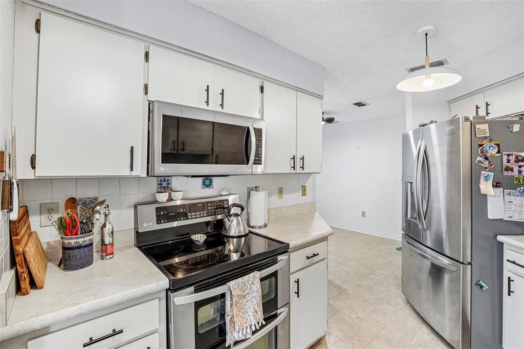 На продажу: $250,000 (2 спален, 2 ванн, 1335 Квадратных фут)