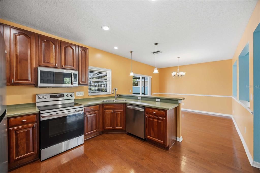 En Venta: $449,000 (4 camas, 2 baños, 2158 Pies cuadrados)