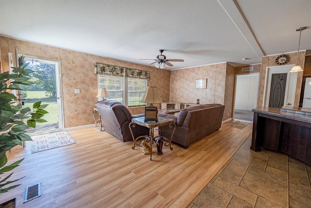 En Venta: $389,000 (3 camas, 2 baños, 1352 Pies cuadrados)