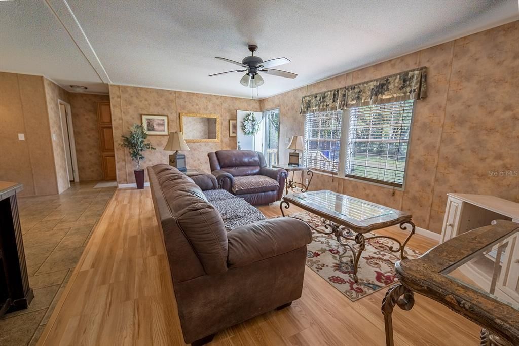 En Venta: $389,000 (3 camas, 2 baños, 1352 Pies cuadrados)