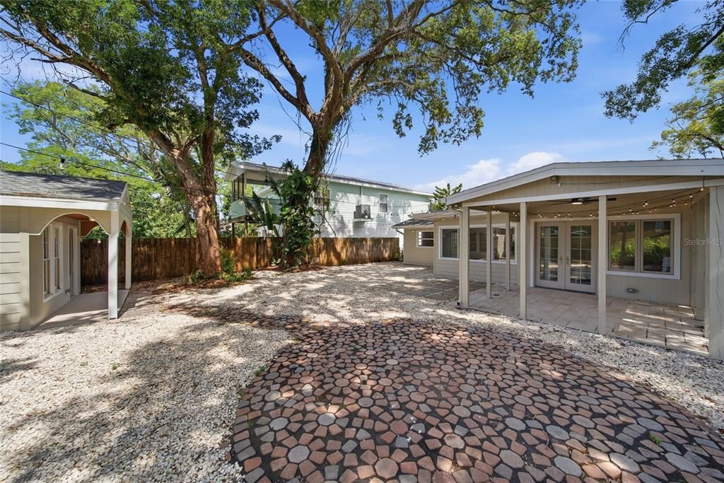 For Sale: $425,000 (3 beds, 2 baths, 1097 Square Feet)