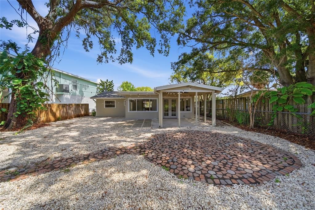 For Sale: $425,000 (3 beds, 2 baths, 1097 Square Feet)