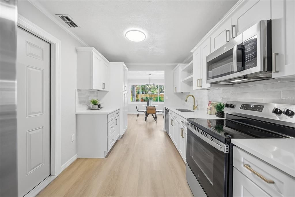 For Sale: $425,000 (3 beds, 2 baths, 1097 Square Feet)
