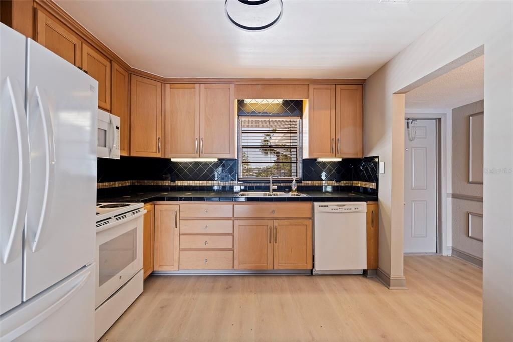 На продажу: $345,000 (3 спален, 2 ванн, 1885 Квадратных фут)