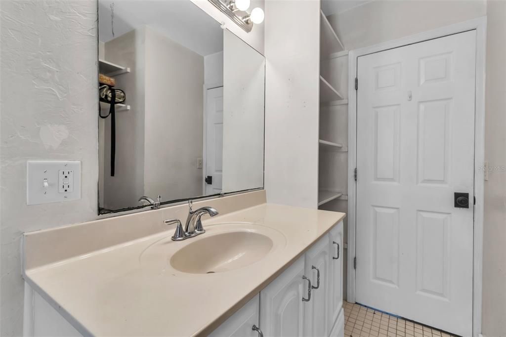 Activo con contrato: $999,999 (8 camas, 3 baños, 2211 Pies cuadrados)