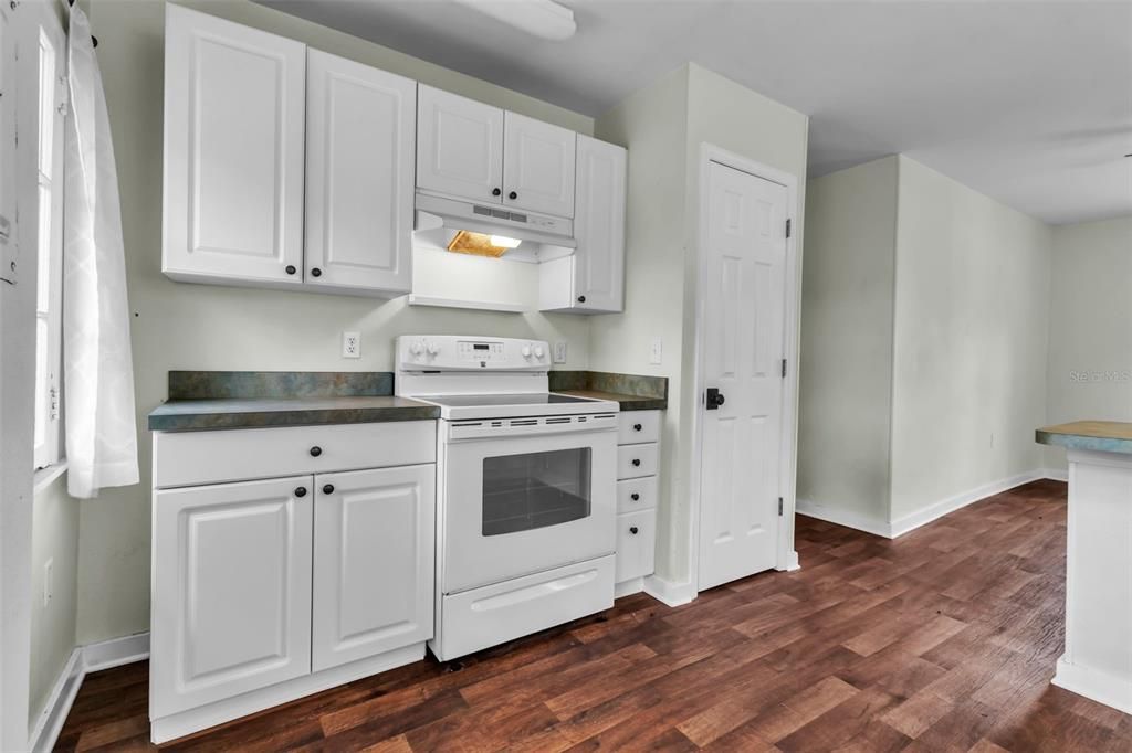 Activo con contrato: $999,999 (8 camas, 3 baños, 2211 Pies cuadrados)