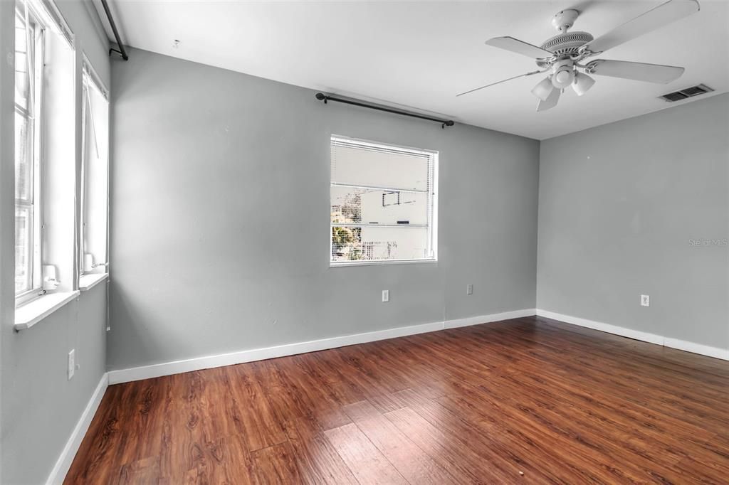 Activo con contrato: $999,999 (8 camas, 3 baños, 2211 Pies cuadrados)