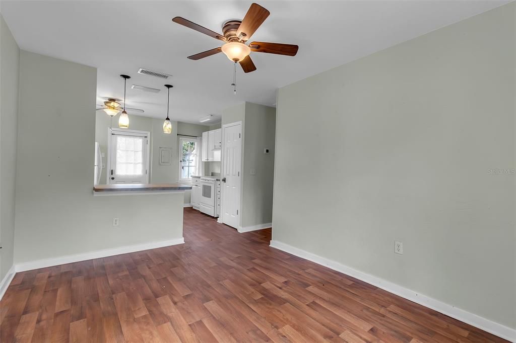 Activo con contrato: $999,999 (8 camas, 3 baños, 2211 Pies cuadrados)