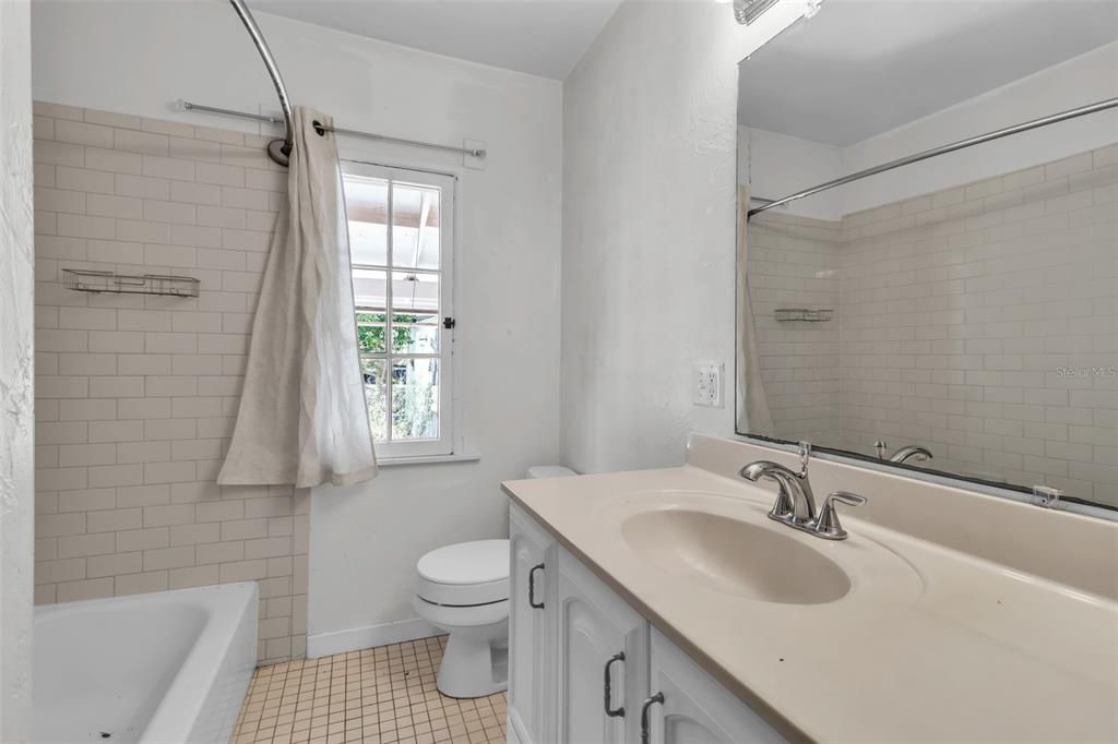 Activo con contrato: $999,999 (8 camas, 3 baños, 2211 Pies cuadrados)
