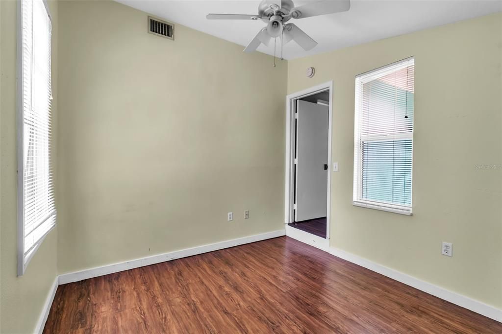 Activo con contrato: $999,999 (8 camas, 3 baños, 2211 Pies cuadrados)