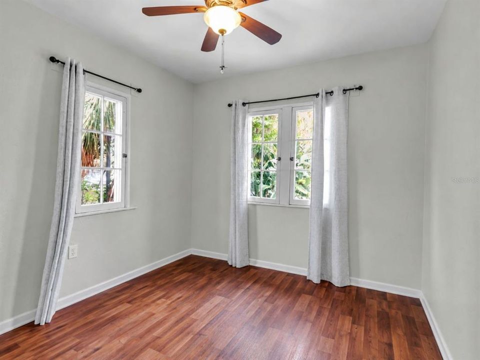 Activo con contrato: $999,999 (8 camas, 3 baños, 2211 Pies cuadrados)