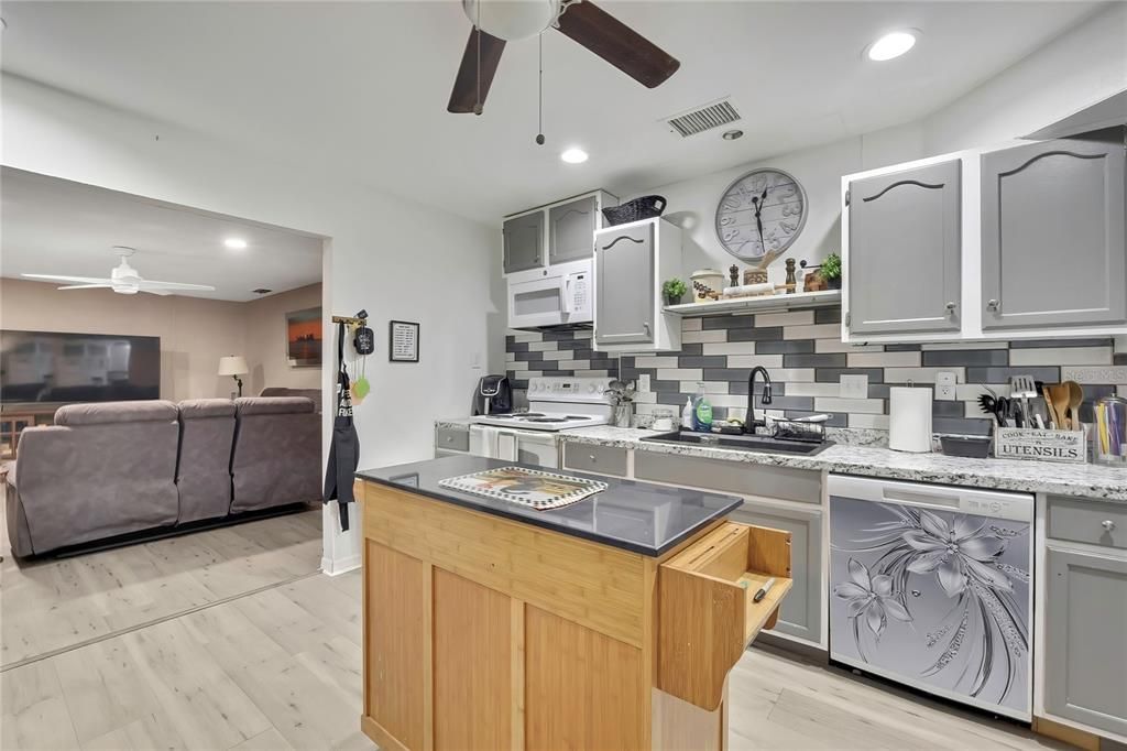 For Sale: $270,000 (2 beds, 2 baths, 1404 Square Feet)