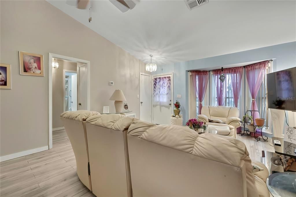 For Sale: $270,000 (2 beds, 2 baths, 1404 Square Feet)