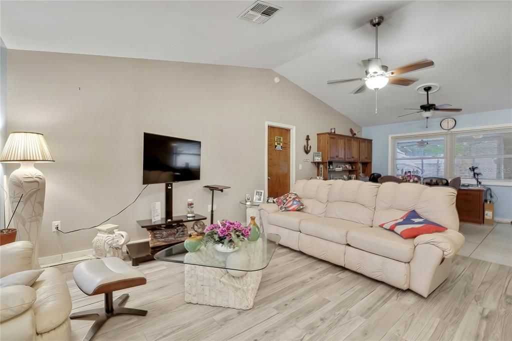 For Sale: $270,000 (2 beds, 2 baths, 1404 Square Feet)