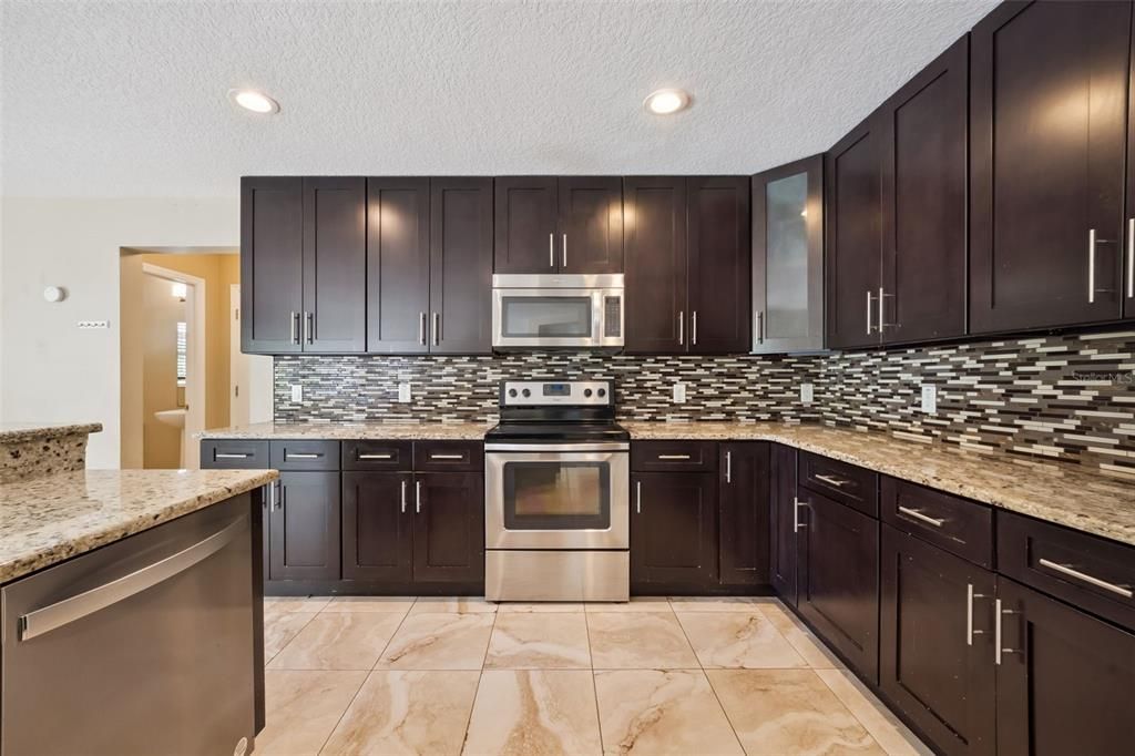 En Venta: $410,000 (4 camas, 2 baños, 2637 Pies cuadrados)