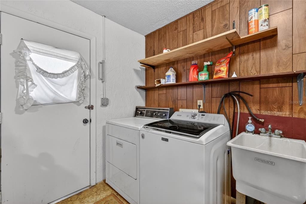 En Venta: $300,000 (3 camas, 2 baños, 1702 Pies cuadrados)