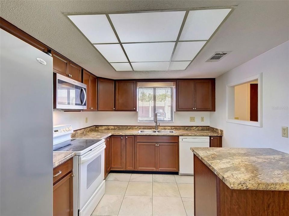 For Sale: $199,900 (2 beds, 2 baths, 1014 Square Feet)