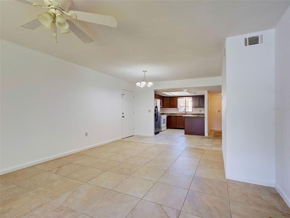 For Sale: $199,900 (2 beds, 2 baths, 1014 Square Feet)