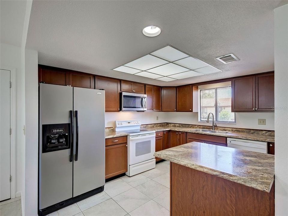 For Sale: $199,900 (2 beds, 2 baths, 1014 Square Feet)