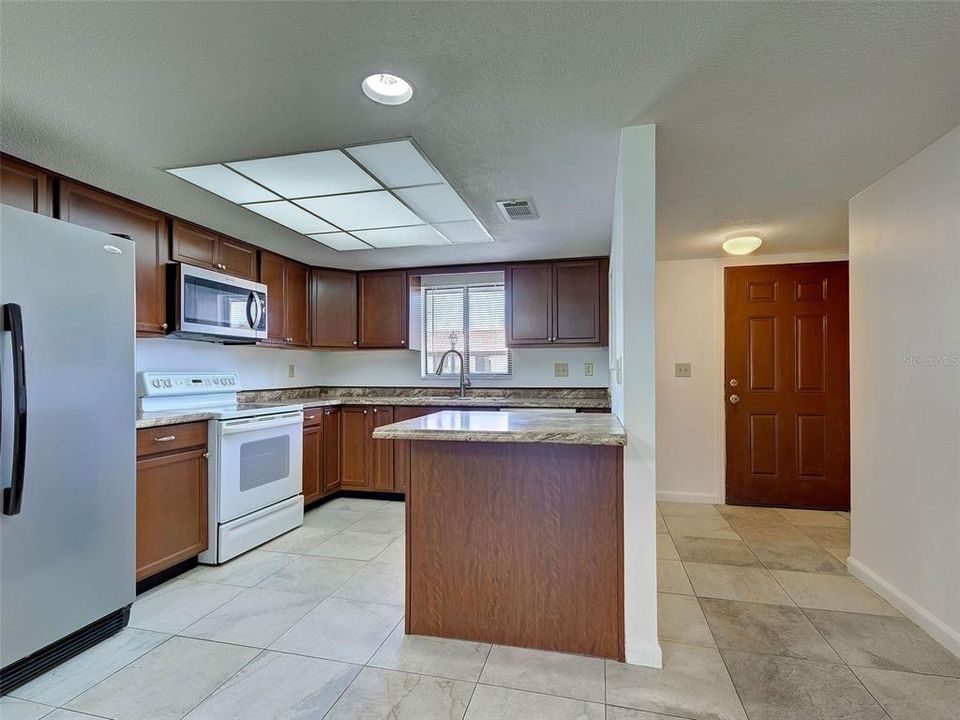 For Sale: $199,900 (2 beds, 2 baths, 1014 Square Feet)