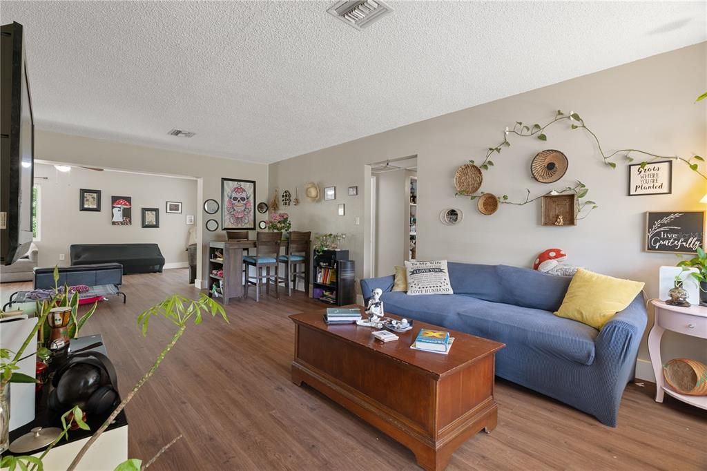 For Sale: $280,000 (3 beds, 2 baths, 1306 Square Feet)