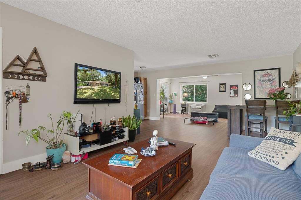 For Sale: $280,000 (3 beds, 2 baths, 1306 Square Feet)